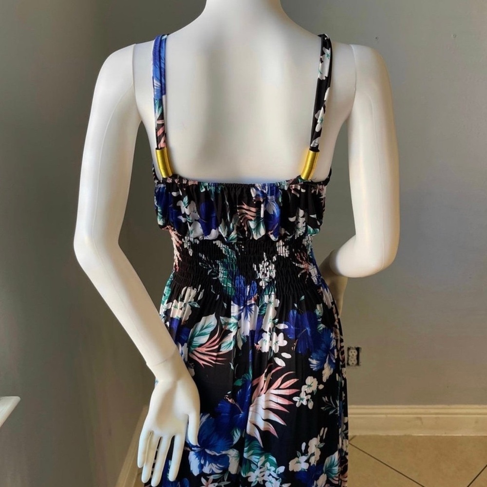 New Women’s Blue Floral Sleeveless dress size Large
Stretchy
Sundress - Picture 4 of 5